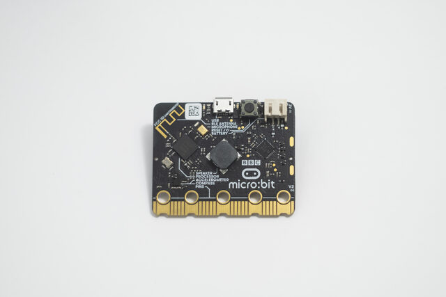 BBC micro:bit V2 — zadná strana